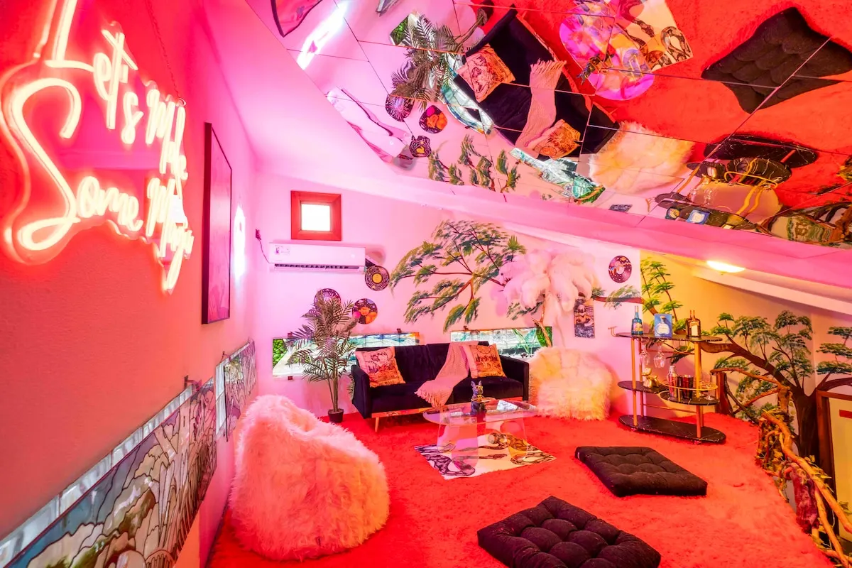 Cocktail lounge on the loft of "Treehouse Room"