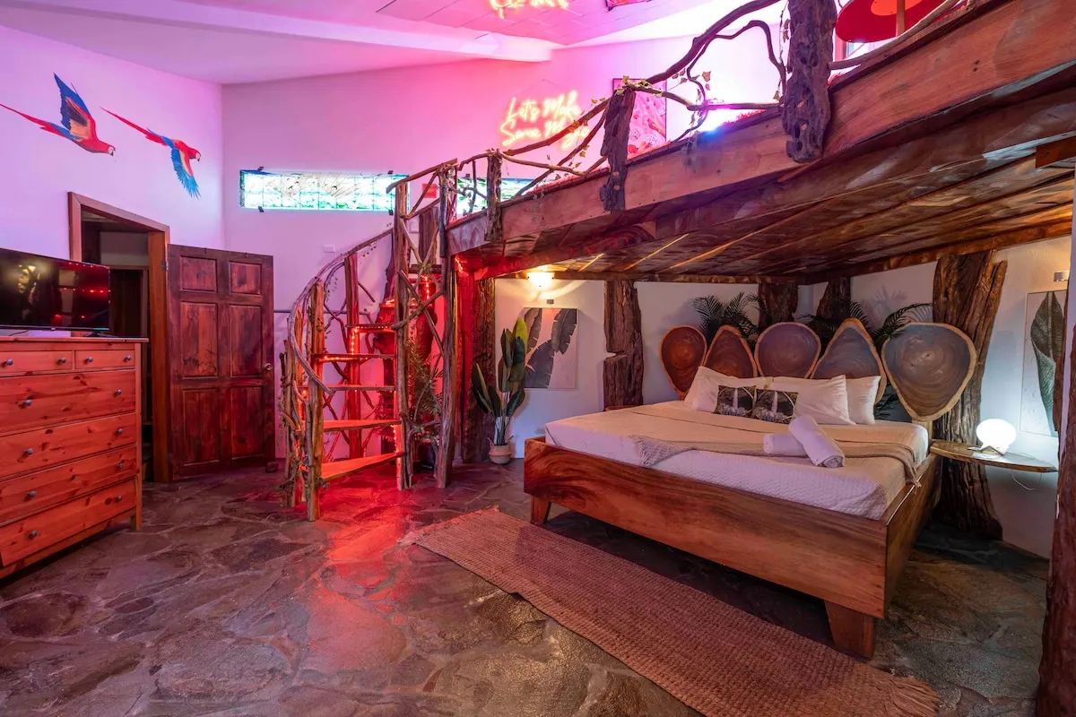 "Treehouse Room" master bedroom with en-suite steam room and cocktail lounge on loft area