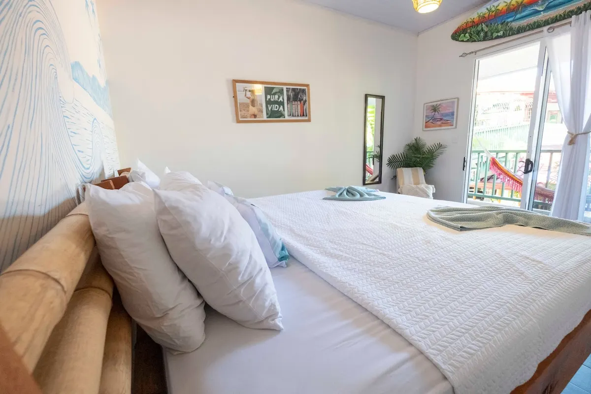 Surfer's Paradise bedroom with balcony door