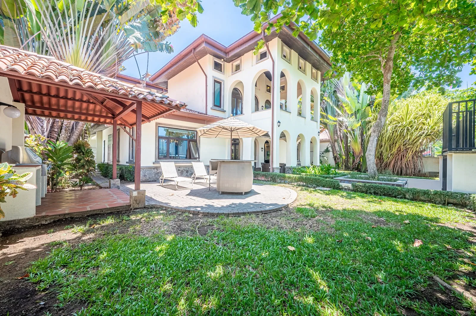 Villa Montine garden with covered terrace and lawn